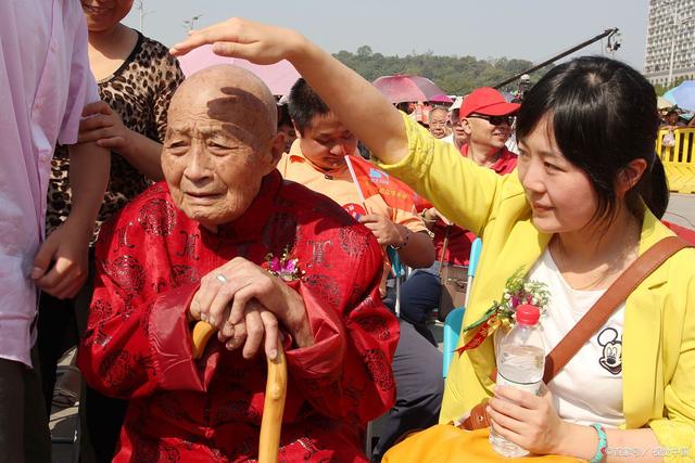 成都養(yǎng)老觀察:責任與義務,未來養(yǎng)老院能否代替子女盡孝?(圖3) 成都養(yǎng)老觀察:責任與義務,未來養(yǎng)老院能否代替子女盡孝?(圖3)