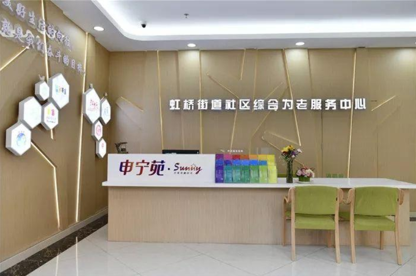 人工智能炒菜、智能腕表提供應(yīng)急救助，上海智慧養(yǎng)老場(chǎng)景落地(圖1)